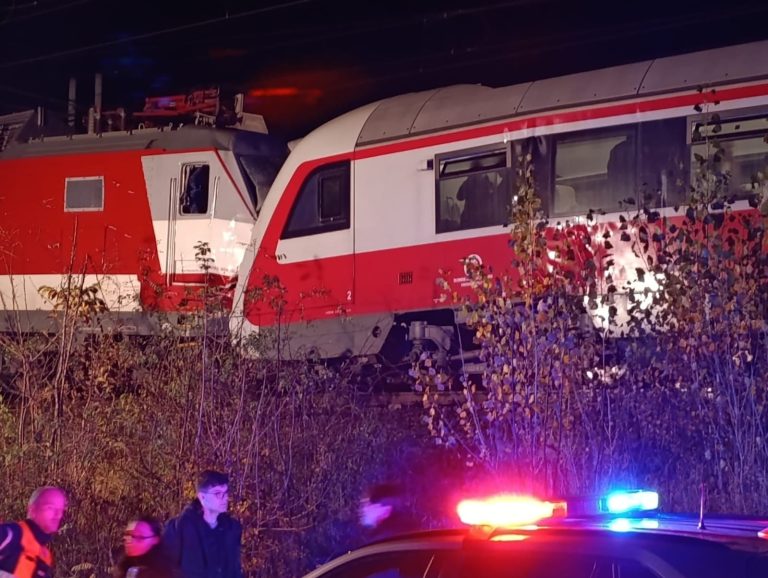 Nehoda vlakov pri Pezinku: 79 zranených a obmedzenia v doprave