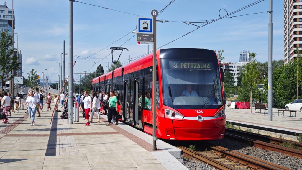 Električka 3 v Bratislave na zastávke Farského