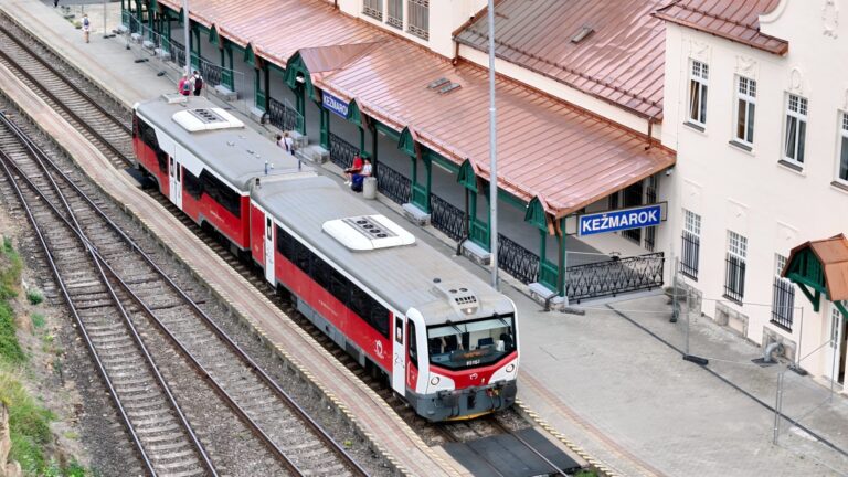 ŽSR modernizujú trate aj stanice: elektrifikácia na východe, obnova po nehodách a historická stanica v Kežmarku