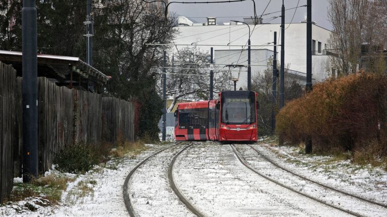 Vianočná električka opäť rozsvieti ulice Bratislavy