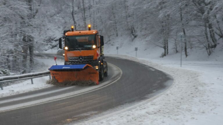 Silvestrovské sneženie preverilo regionálne cesty v Bratislavskom kraji: Správa ciest BSK nasadila 12 mechanizmov