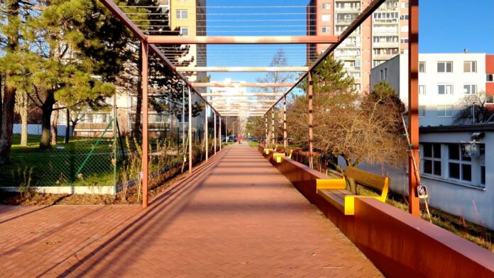 Predpolie základnej školy na Plickovej v Rači