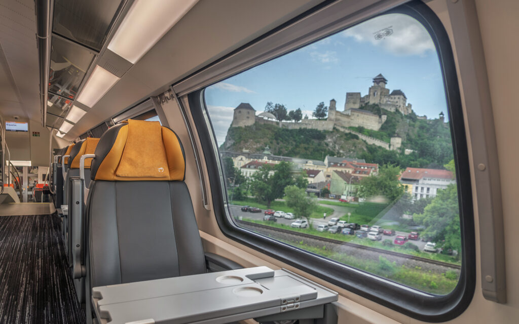 Interiér 1. triedy v elektrickej jednotke KISS