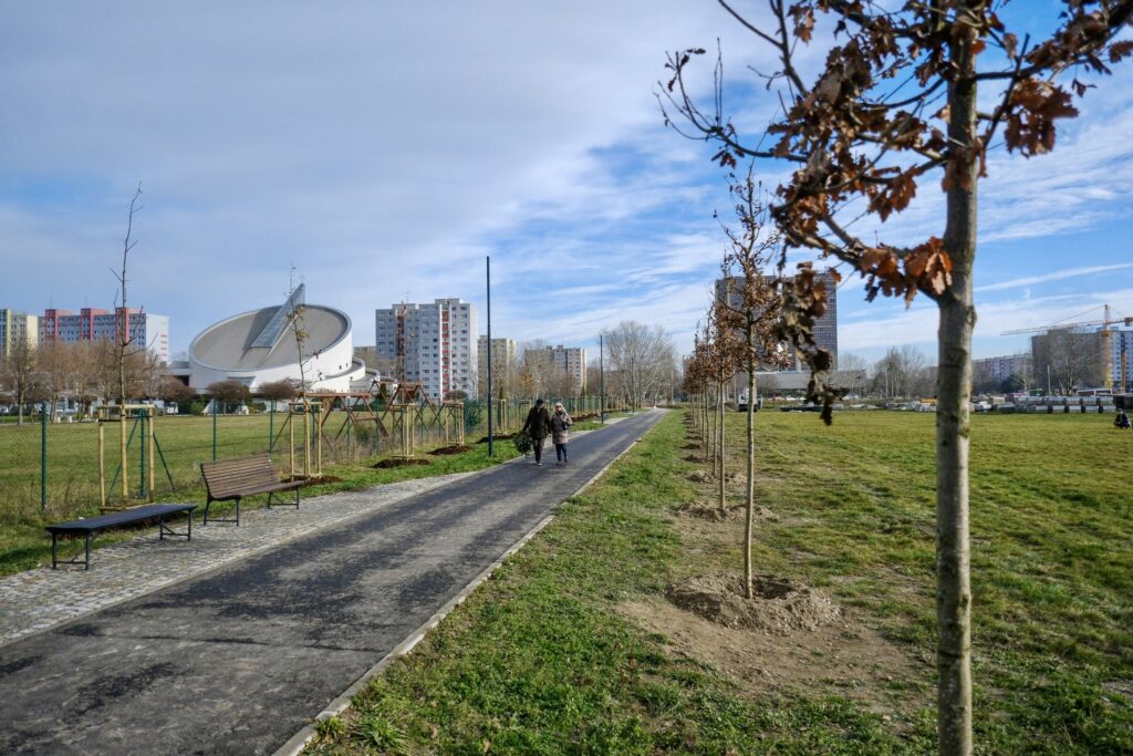 Chodník pri Farskom kostole Svätej rodiny v Petržalke