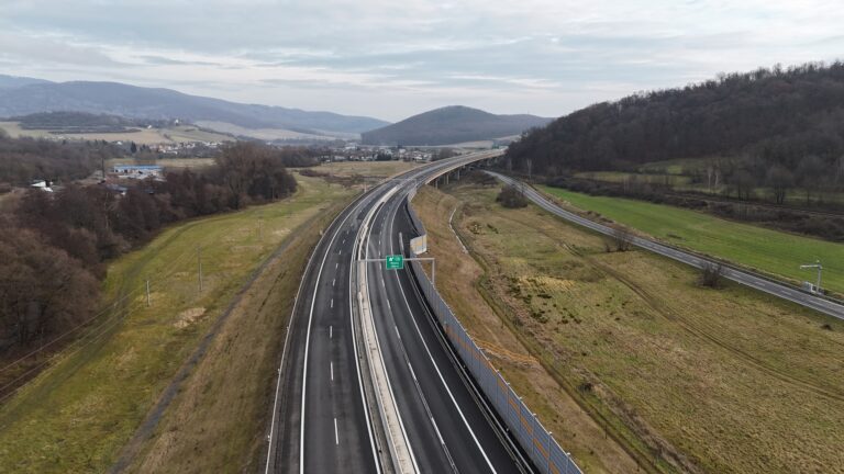 R2 Kriváň – Mýtna: Cesta korunami stromov je sprejazdnená, NDS hodnotí výnimočnú estakádu