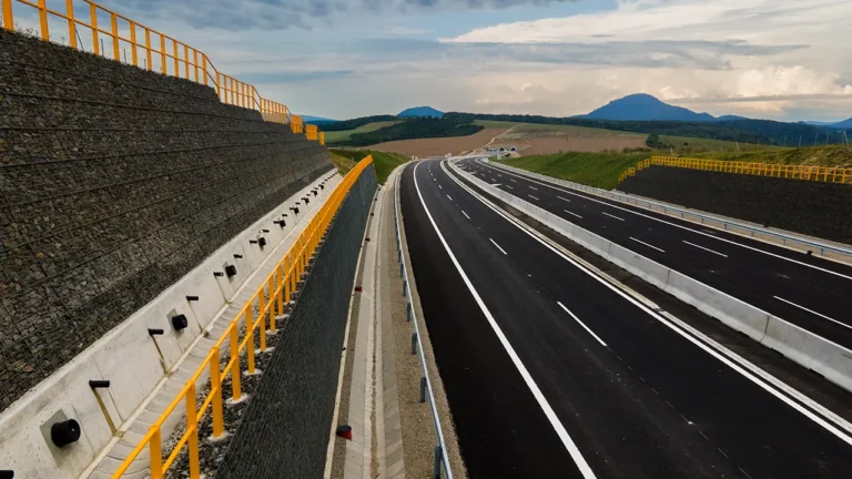 Na slovenské cesty pribudlo 43 kilometrov diaľnic a rýchlostných ciest. Kľúčové úseky odľahčili Košice, Žilinu, Tvrdošín aj Bratislavu
