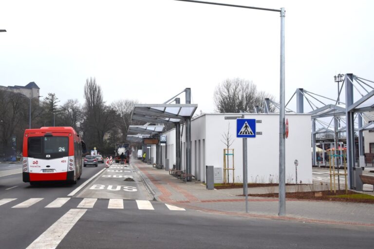 Nová autobusová stanica v Trenčíne je dokončená. Obsluhuje už aj MHD