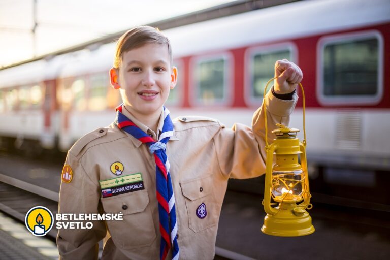 Betlehemské svetlo cestuje po Slovensku vlakmi ZSSK už 36. rok