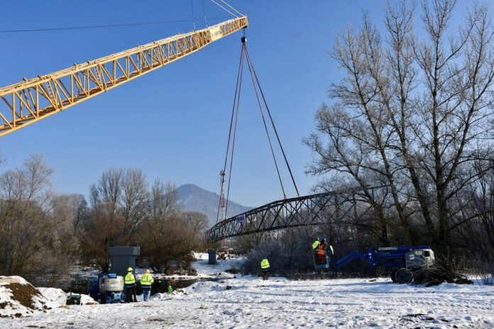 Osadenie lávky cez Váh pri Považskej Bystrici 19. 1. 2026