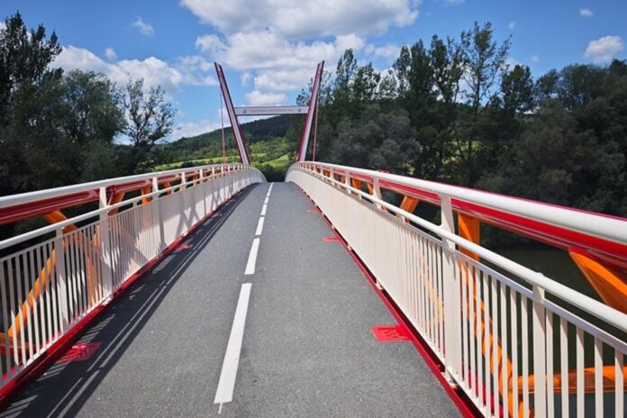 Cyklomost cez rieku Váh na trase Ladce - Púchov