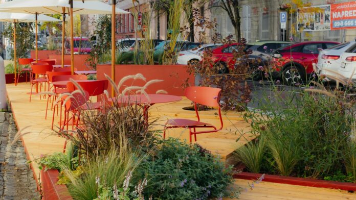 Parklet na Palackého ulici v Trečíne