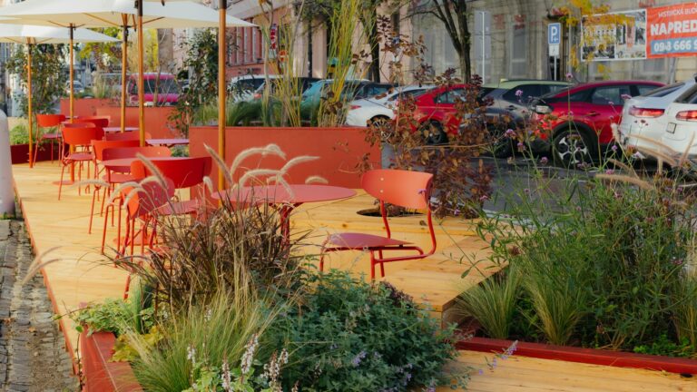 Parklet na Palackého ulici v Trenčíne ukazuje, ako sa môže dopravná ulica zmeniť na príjemný verejný priestor