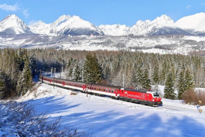 Rýchlik na čele s Vectronom pod Vysokými Tatrami