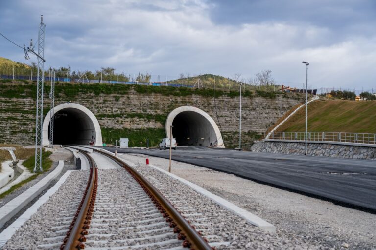 Slovinci dokončili železničný megaprojekt z prístavu do vnútrozemia. Spojenie Divača – Koper odstraňuje úzke hrdlo medzi prístavom a strednou Európou