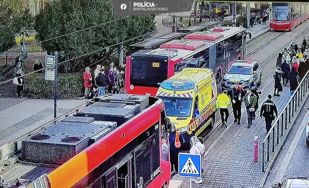 Polícia vyzýva chodcov: Buďte opatrní pri prechádzaní cez cestu. Foto: Polícia SR