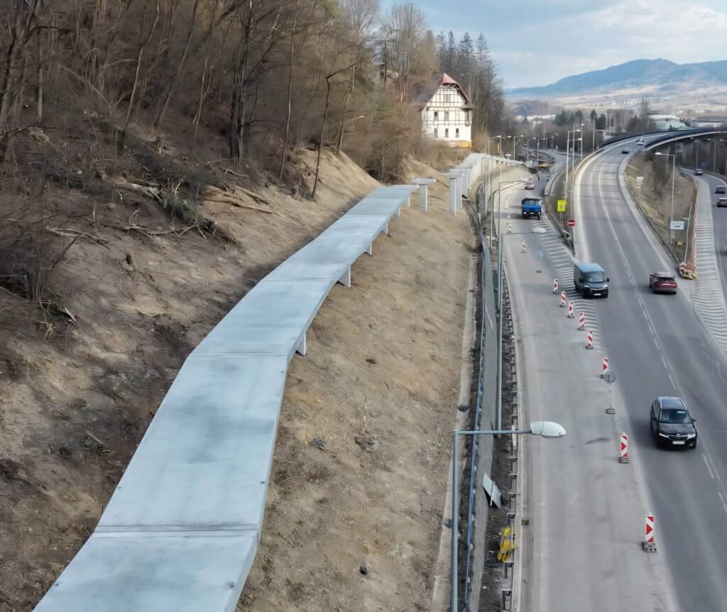 Výstavba cyklotrasy na pilieroch v Brezne