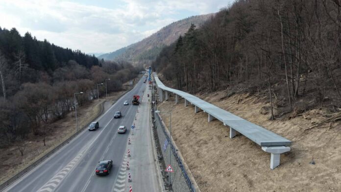 Výstavba cyklotrasy na pilieroch v Brezne