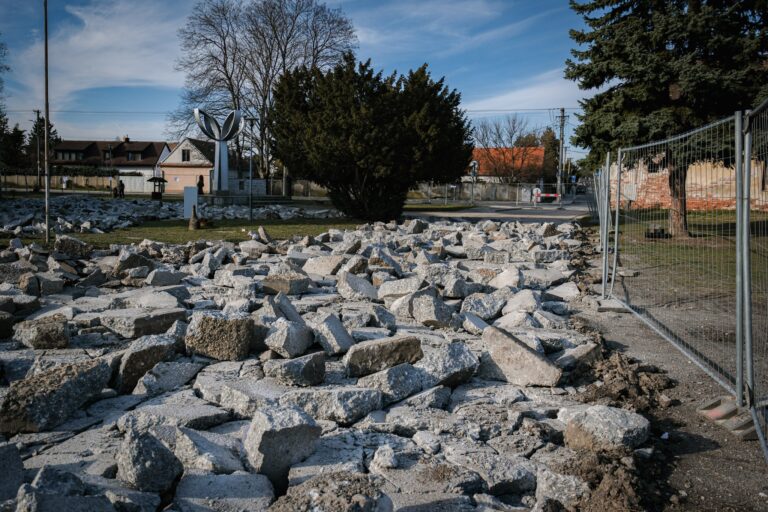Stupava začala obnovu Troyerovho námestia: pribudnú priepustné povrchy, zeleň aj zadržiavanie dažďovej vody