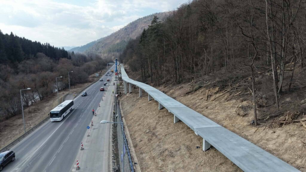 Výstavba cyklotrasy na pilieroch v Brezne