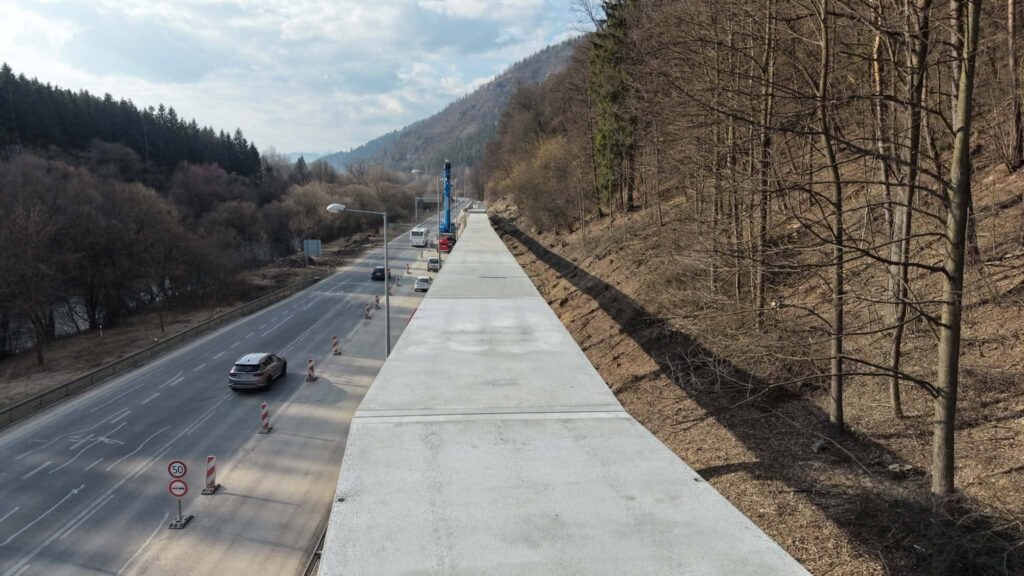 Výstavba cyklotrasy na pilieroch v Brezne