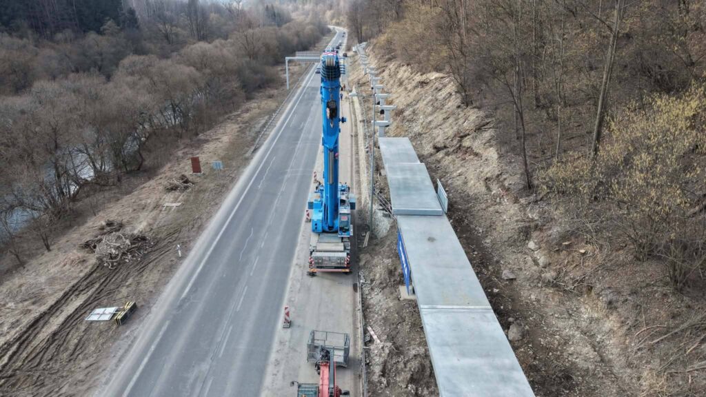 Výstavba cyklotrasy na pilieroch v Brezne