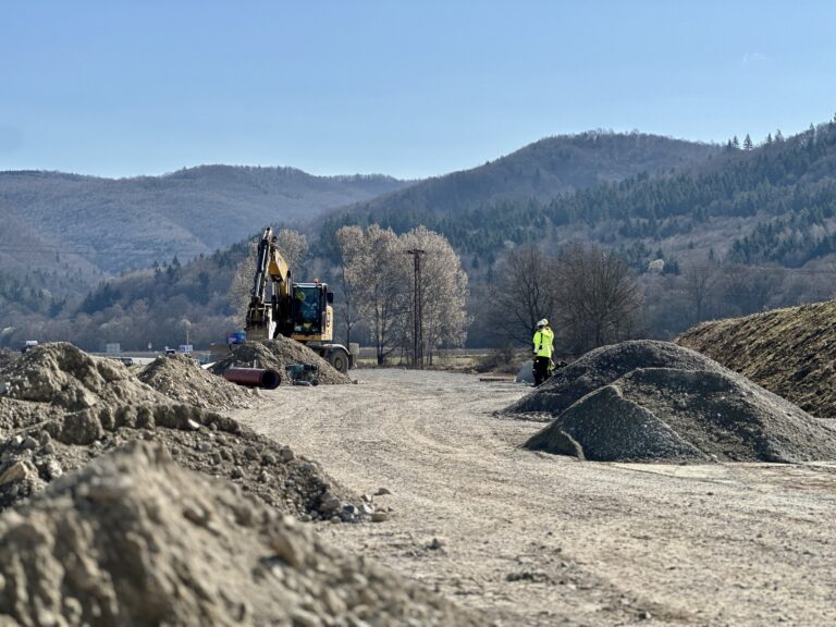 Výstavba R1 medzi Banskou Bystricou a Slovenskou Ľupčou napreduje