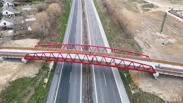 Cyklolávka ponad D2 v Malackách. Po skúškach sa blíži k otvoreniu