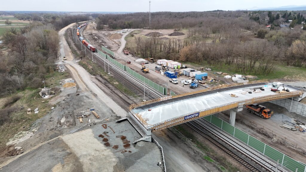 Devínske jazero. Modernizácia železničnej trate