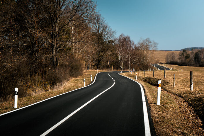 Zrekonštruovaná cesta III/3555 do obce Roztoky. Zdroj: SÚC PSK