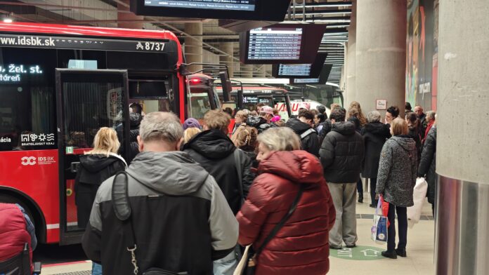 Kapacita autobusovej stanice Nivy bola znížená o viac ako polovicu. Foto: Michal Feik