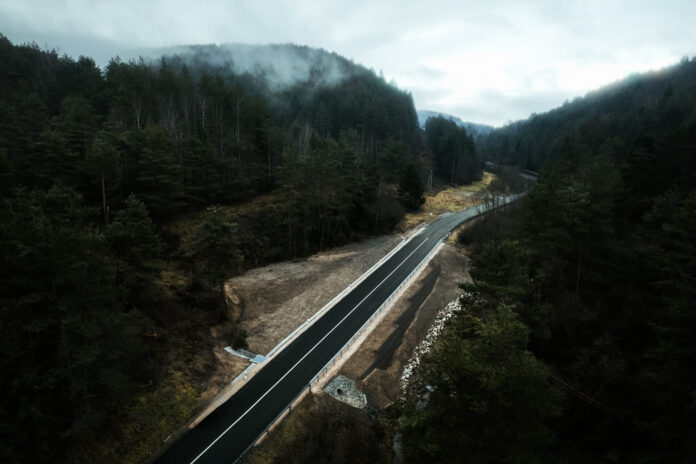 Zosuv na ceste III/3138 pred obcou Malý Lipník. Foto: Správa ciest PSK