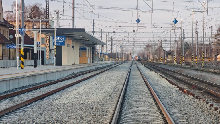 Stanica Zohor napreduje. Otvorili nové nástupište na modernizovanej trati