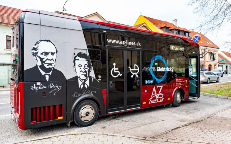 Mestská doprava v Pezinku dostáva nový elektrobus: AZ Lines predstavil dizajn s osobnosťami z histórie mesta