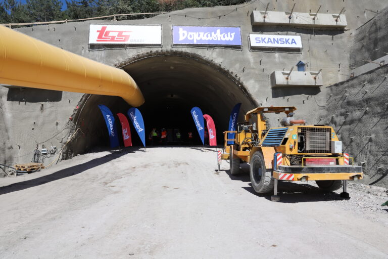 Tunel Španí Háj na modernizovanej trati Poprad-Tatry – Vydrník je prerazený, stavba riešila aj staré banské diela a urán