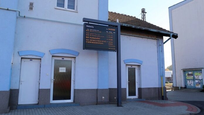 Informačná tabuľa odchodov spojov verejnej dopravy v Malackách. Foto: mesto Malacky