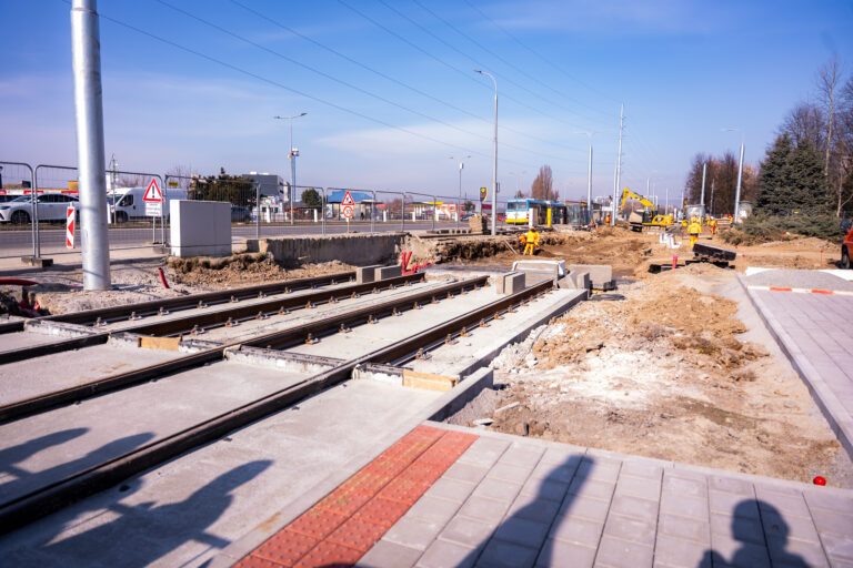 Modernizácia električkovej trate na sídlisku Nad jazerom v Košiciach je v druhej polovici, ukončenie prác sa očakáva na prelome júla a augusta