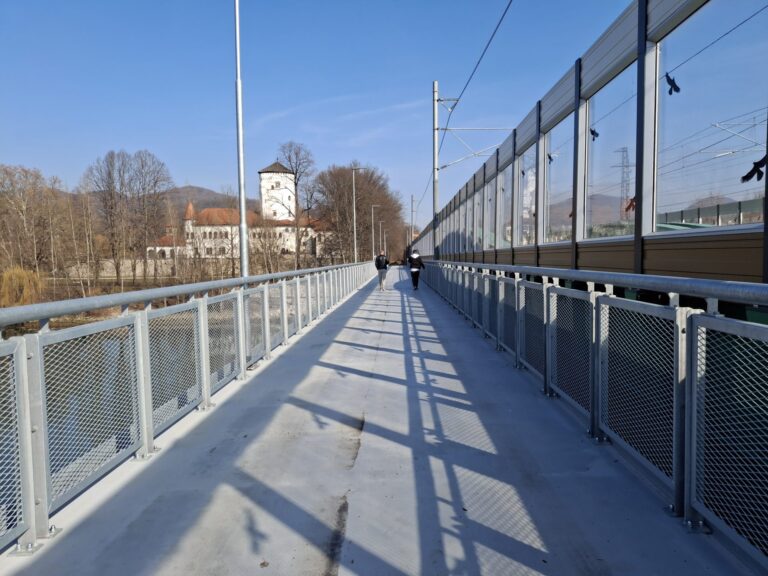Nová lávka v Budatíne prepája Vážsku cyklomagistrálu s hradným areálom aj severom Žiliny