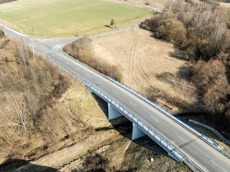 Prešovský kraj dokončil prvú etapu obnovy cesty Ladomirová – Šemetkovce. Zrekonštruovaných je 2,11 km aj 40-ročný most