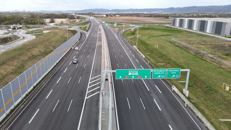 Ďalšie podstatné zjednodušenie dopravy pri Bratislave. Motoristi budú jazdiť po zrekonštruovanej D1 aj v smere na Trnavu