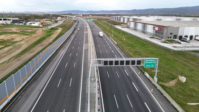Uzávera na D1 pri Bratislave sa skončila: doprava sa vracia na zrekonštruovanú diaľnicu medzi Triblavinou a Zlatými Pieskami