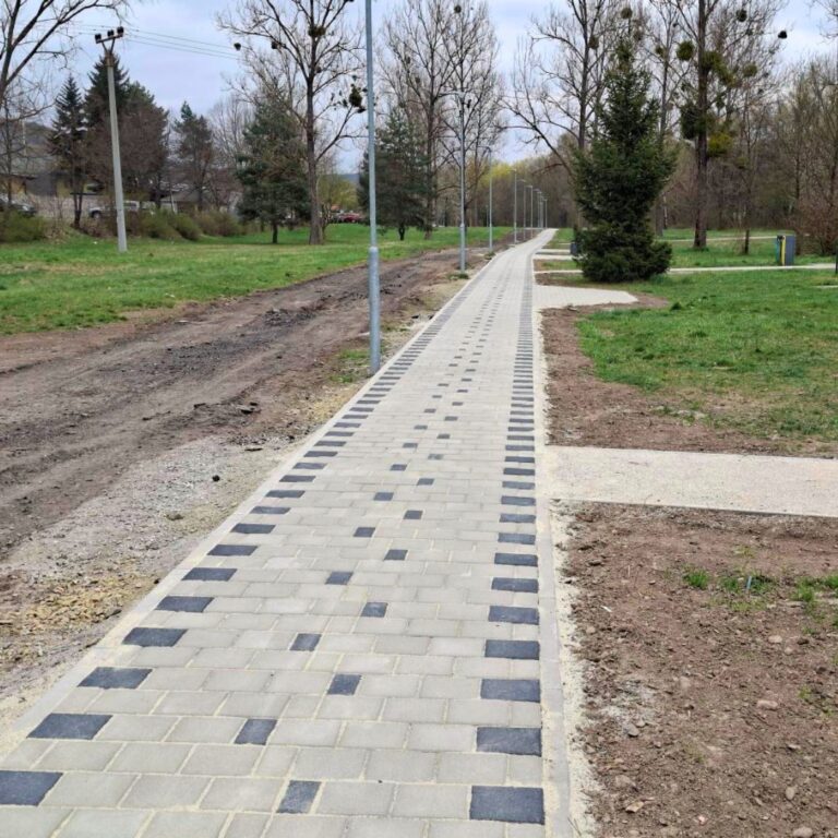 V Snine vzniká cyklotrasa, ktorá oddelí cyklistov od chodcov. Mesto reaguje na dlhodobé konflikty na nábreží