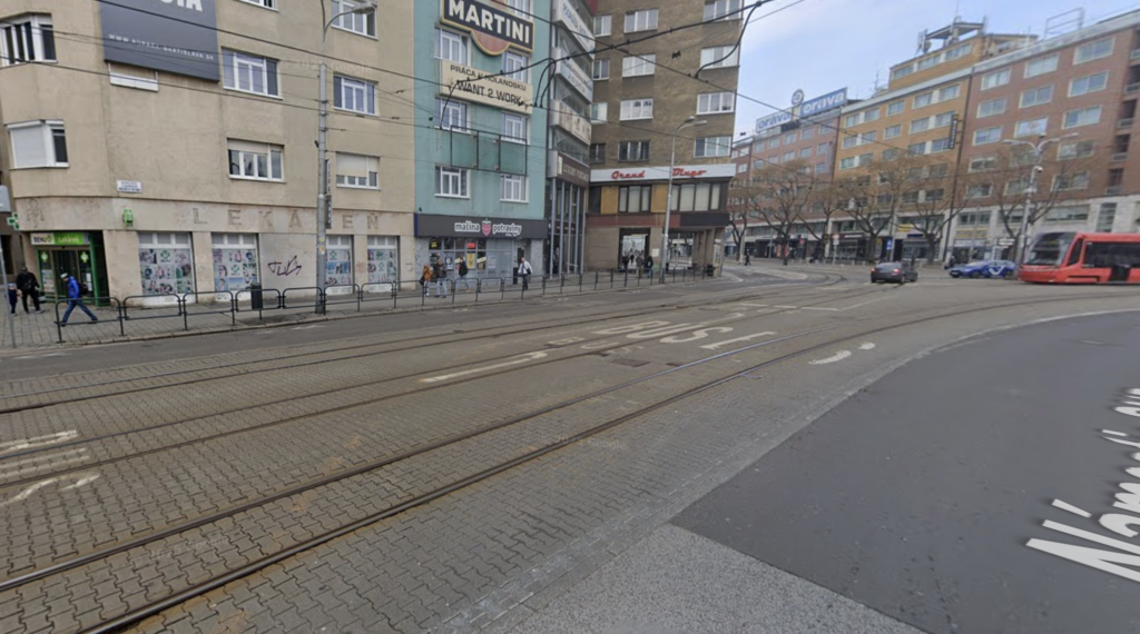 Priestor pred Manderlákom pri úprave zakrivenia výhybky a posunu priechodu pre chodcov umožňuje výstavbu 50m zastávky.