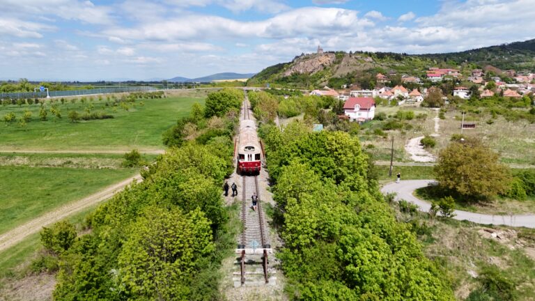 Železničná trať pod Tribečom na jeden deň ožila. Túlavá M286 brázdila po zabudnutých koľajach medzi Kozárovcami a Dražovcami