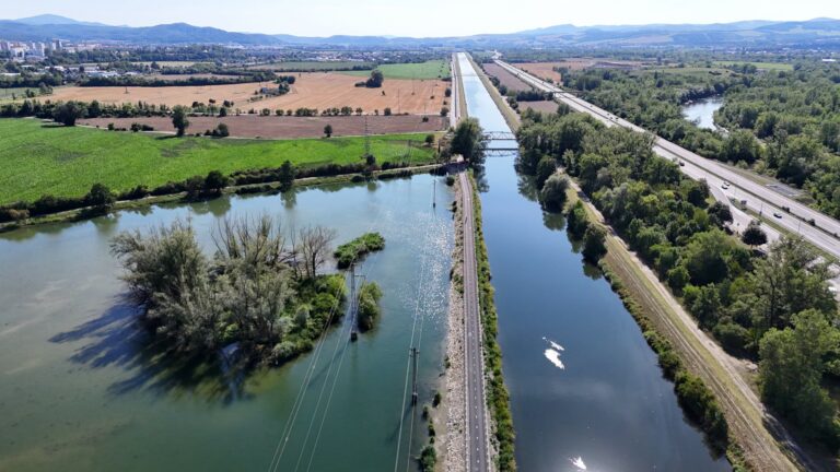 Vážska cyklomagistrála má nový atraktívny úsek z Nemšovej do Košece. Cyklisti sa prevezú cez jazerá aj po takmer trojkilometrovom gabiónovom múre