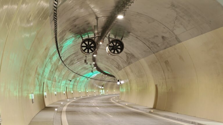 Tunel Čebrať sa otvoril verejnosti. Jeho výstavbu predĺžili zosuvy aj zmena trasy