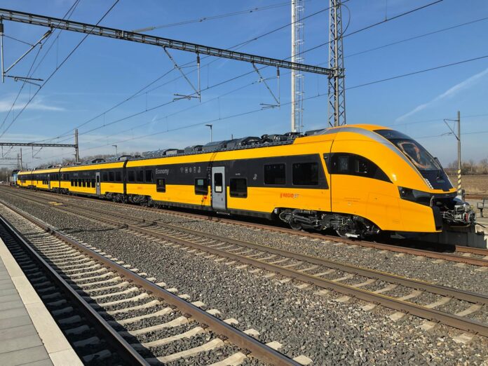 Elektrická jednotka PESA 666 dopravcu RegioJet. Foto: VUZ